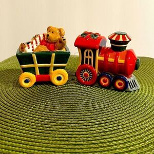 Pfaltzgraff Holiday Garland Train & Car salt & pepper shakers NWT